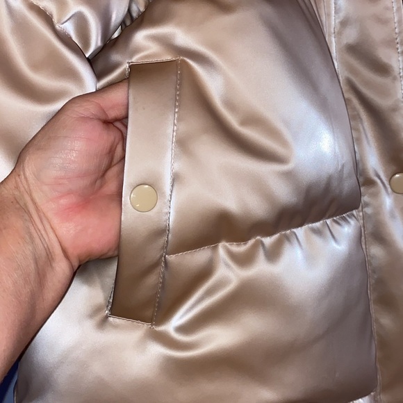 Champagne puffer jacket, size large. Drawstring waist, hooded. NWT - Picture 3 of 6